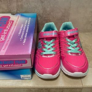 New in Box Hot pink Skechers Memory foam gel-infused Big Girl’s size 4 shoes